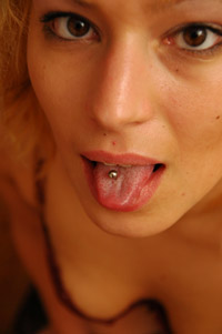 Meine Votze ist �bers�ht mit Piercings und du sollst sie Lecken, Ficken und Benutzen